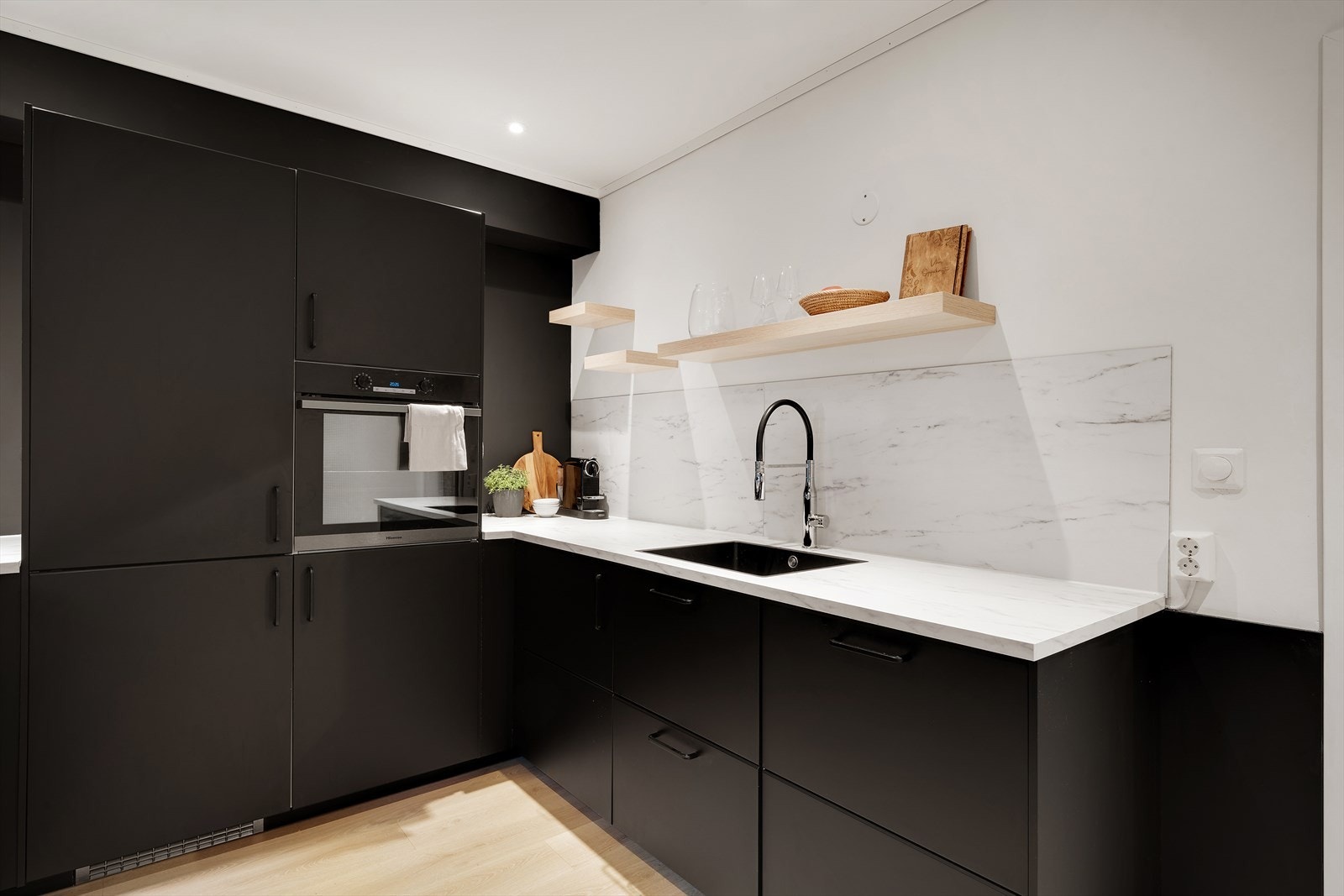 - Ny eier får gleden av integrert kjøl/fryseskap, oppvaskmaskin, induksjonstopp og stekeovn - Galleribilde