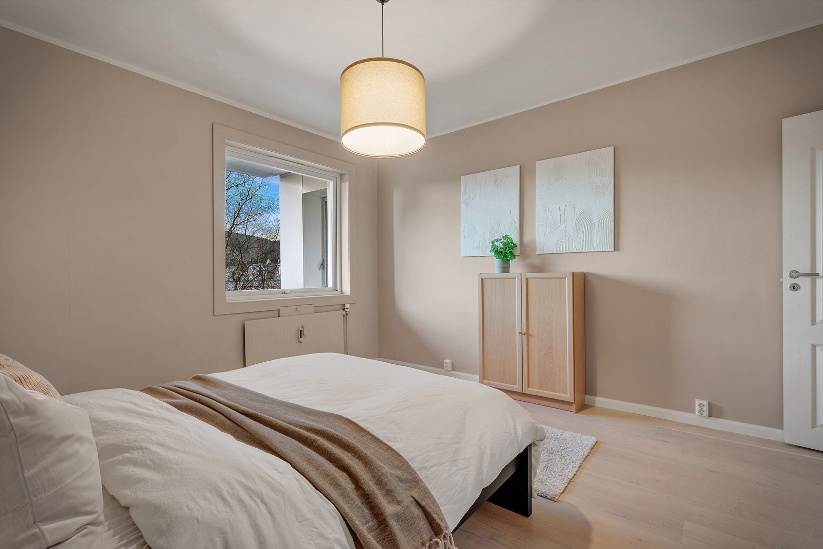 - Her har man god plass til dobbeltseng, garderobeskap og øvrige møblement - Galleribilde