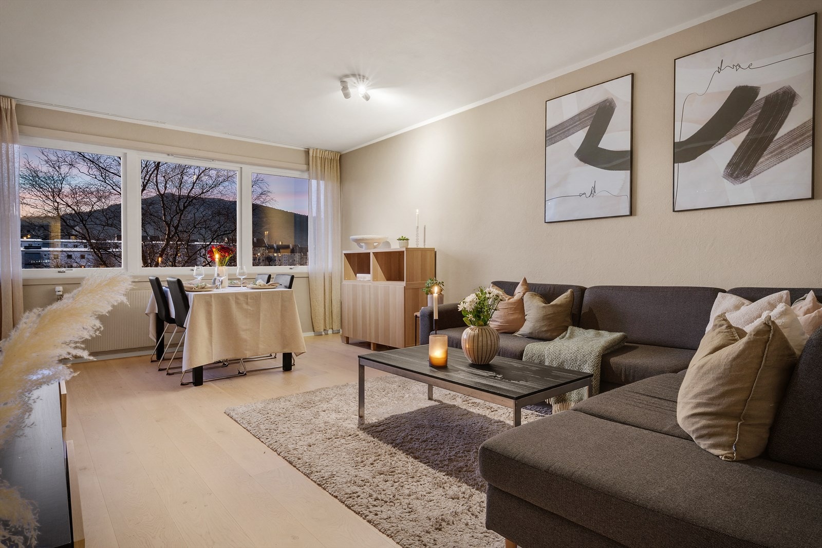 - Leiligheten inneholder entré, stue, kjøkken, to soverom og bad/vaskerom - Galleribilde