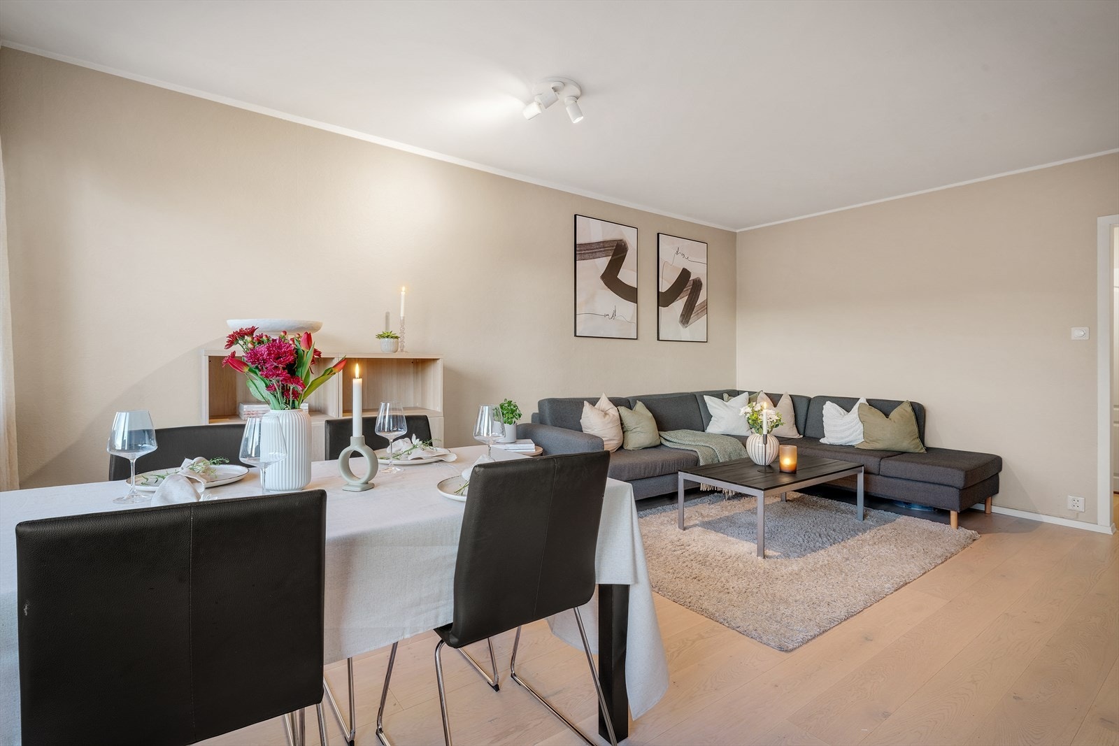 - Stuen måler 20,9m² og fremstår som lys og luftig med moderne farger - Galleribilde