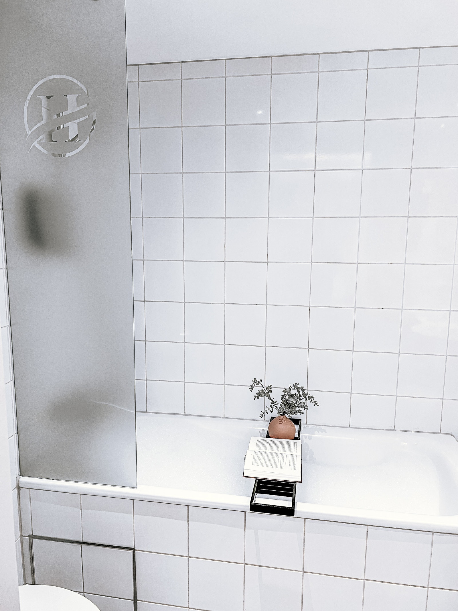 To bad, hvorav det ene har badekar og det andre dusj. Begge er flislagte og har varme i gulvet. Galleribilde