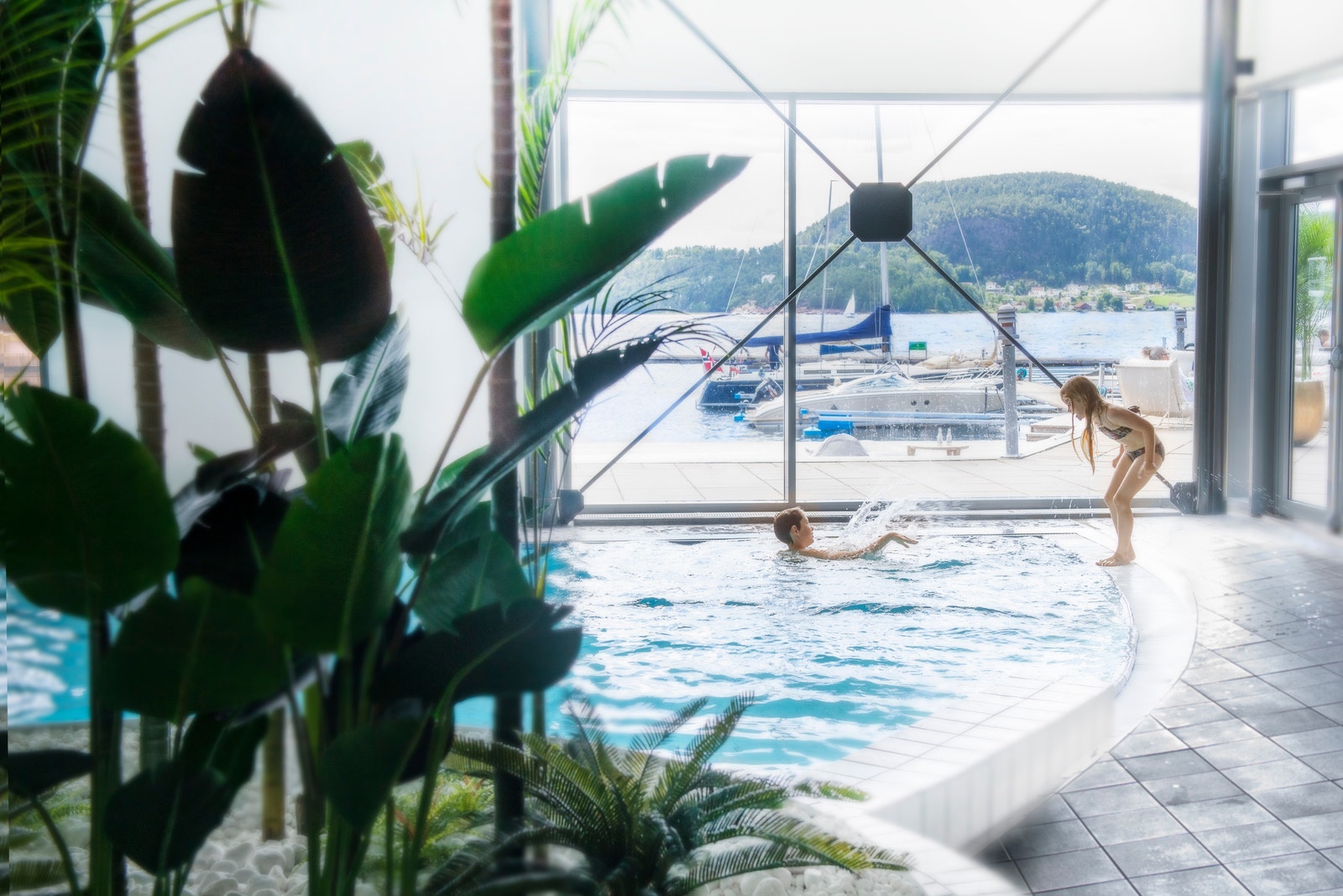 Svømmebasseng inne i samme bygg som leiligheten, så man kan ta på seg badekåpen og gå varm og tørrskodd til SPAområdet. Galleribilde