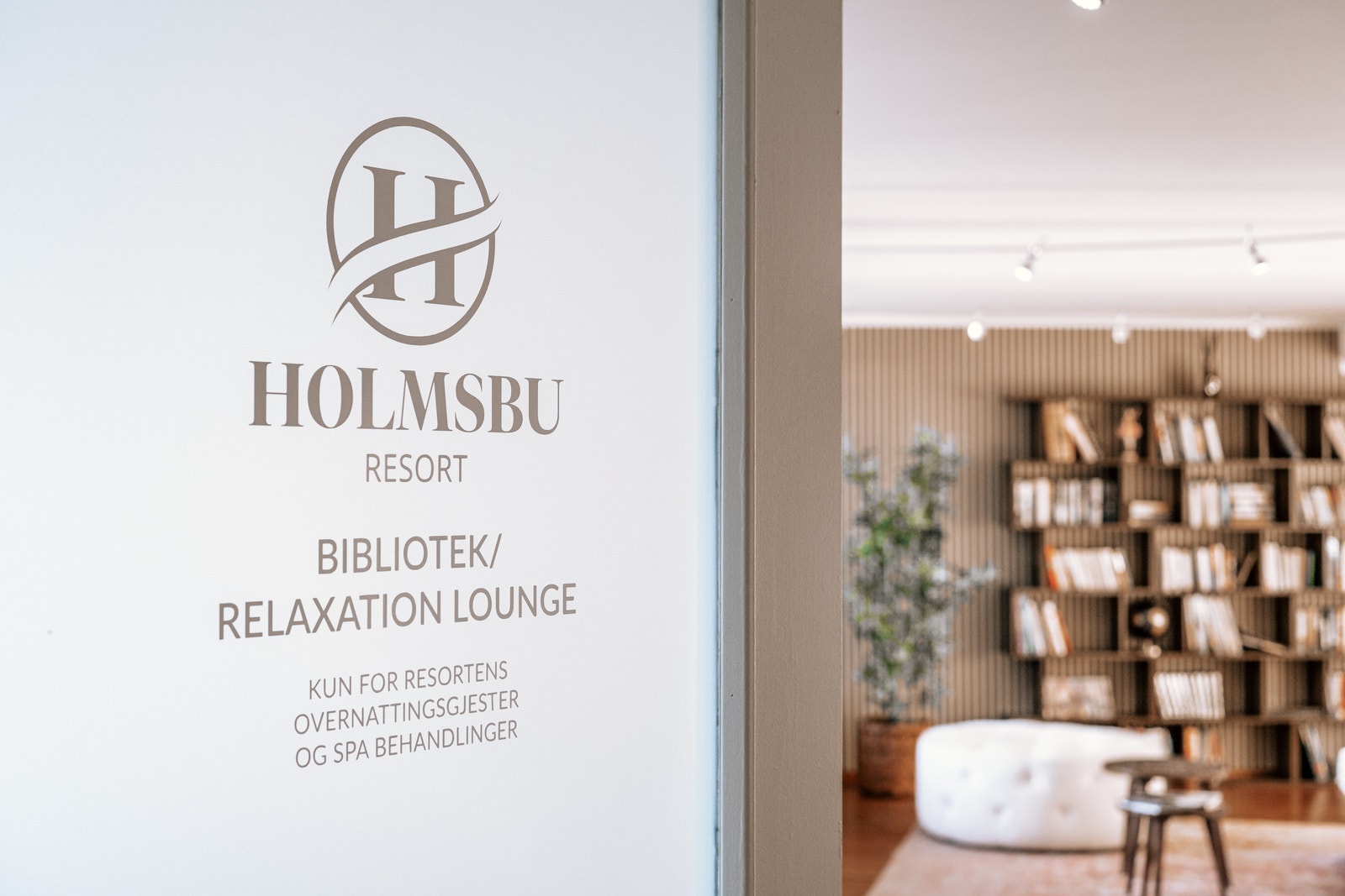 Deilig relaxationslounge med bibilotek - hvor det er servering av kaffe og te Galleribilde