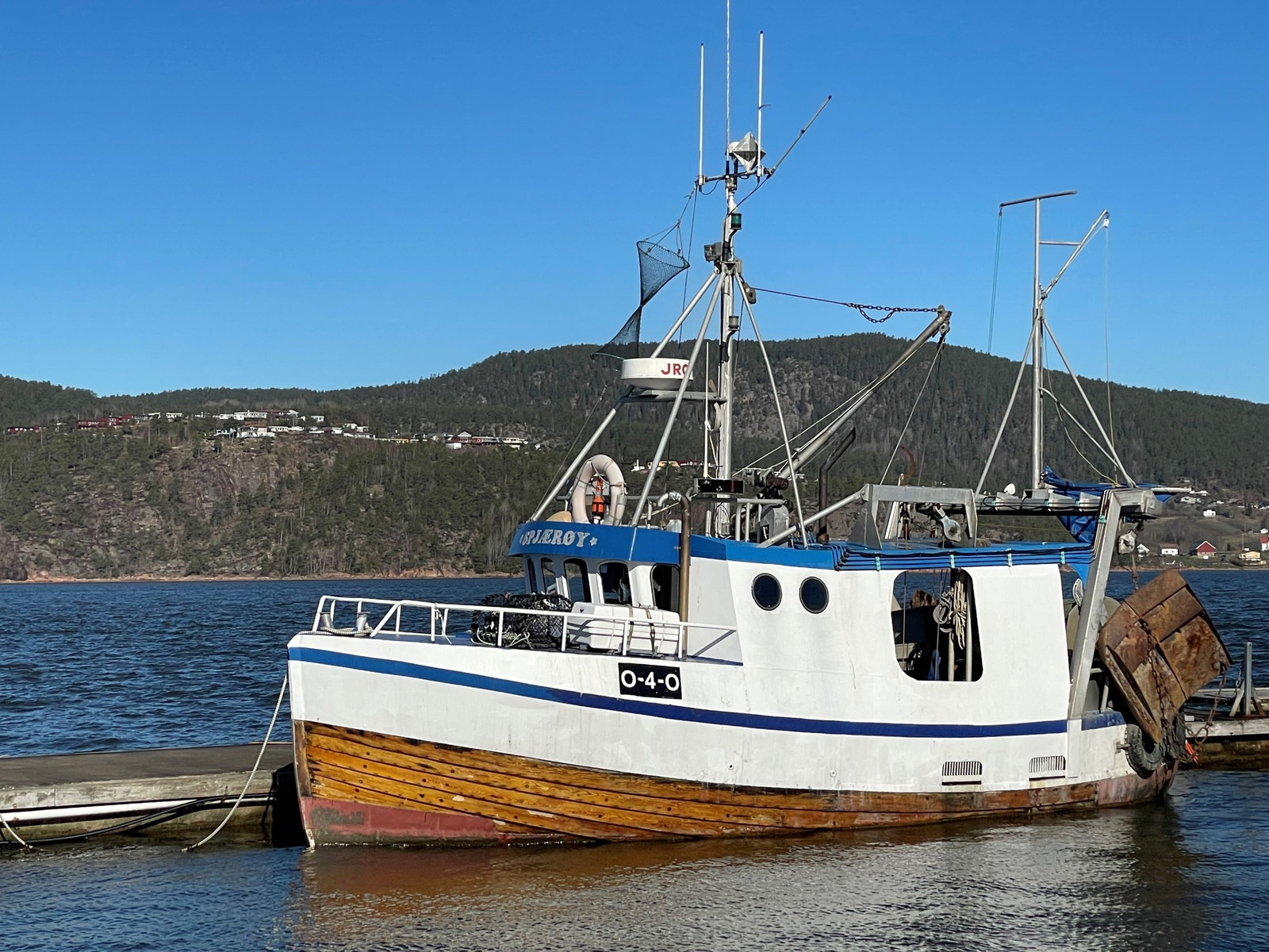 Vi har en egen reketråler som selger ferske reker, sjøkreps og krabber direkte på Brygga på Holmsbu Resort Galleribilde