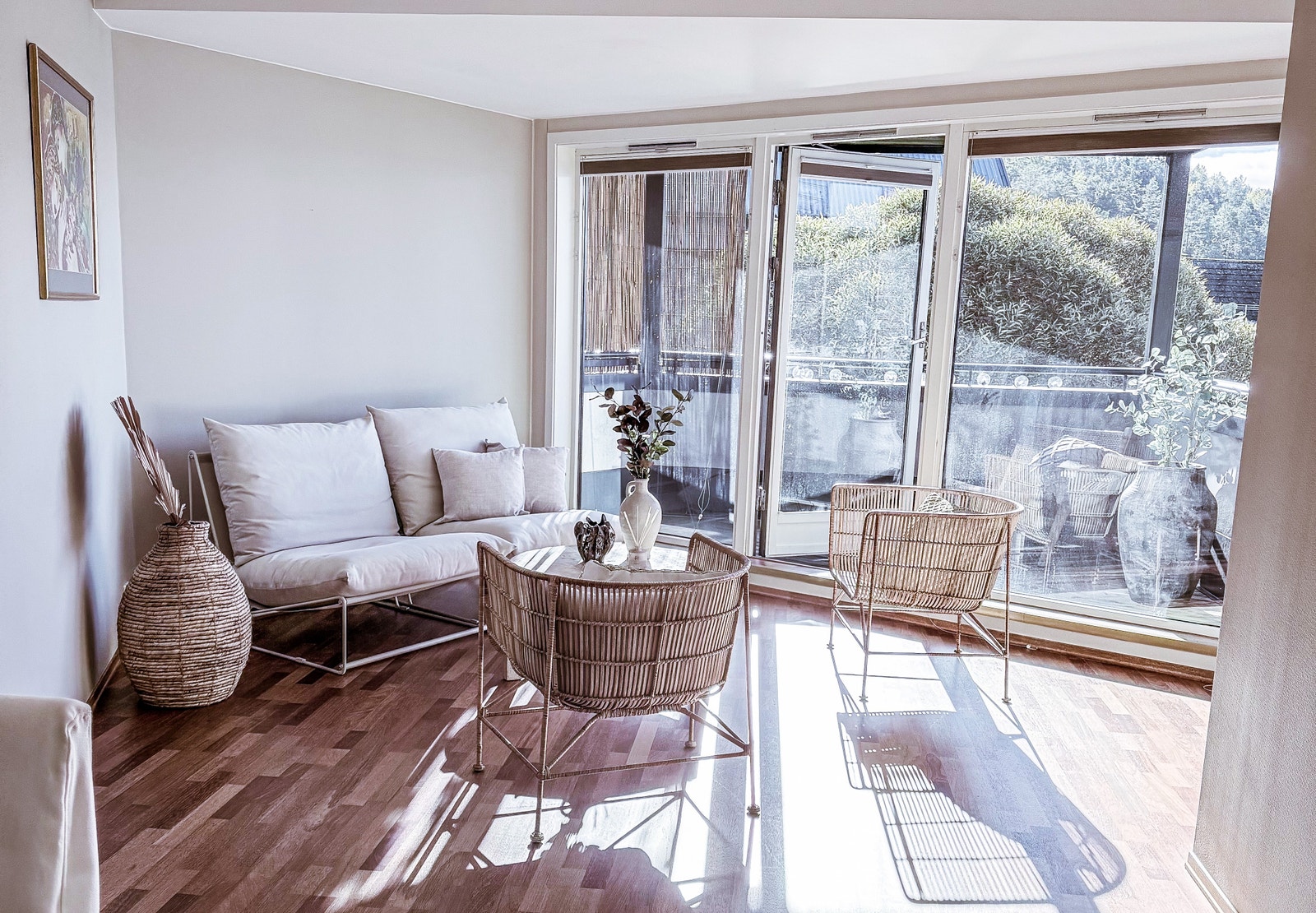 Stue med direkte utgang til overbygd terrasse. Galleribilde