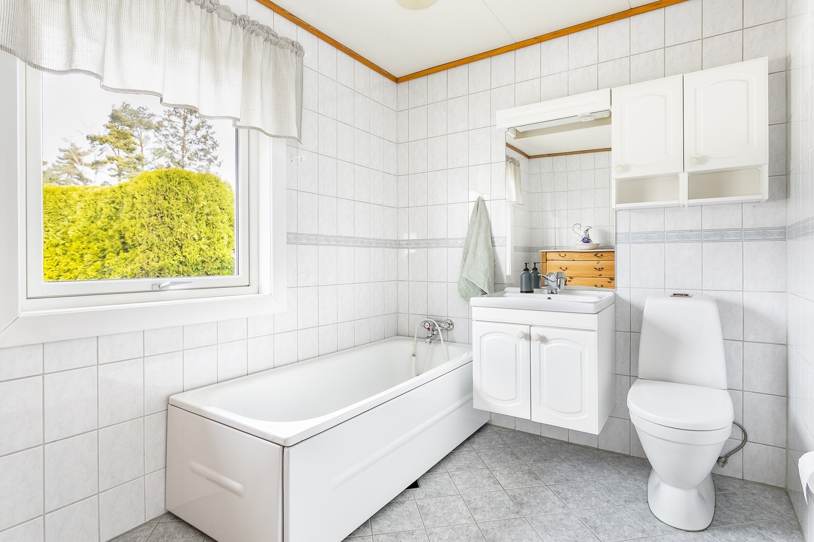 Badet i første etasje ble rundt 2000 renovert med blant annet gulvvarme og nye fliser på gulv og vegger. Galleribilde