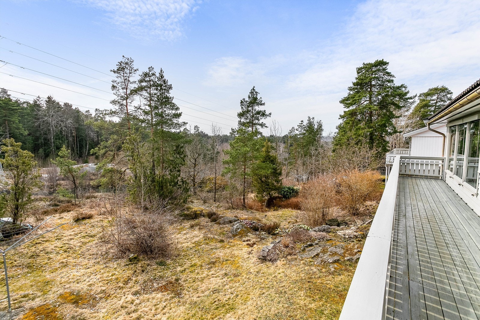 Åpne og luftige omgivelser sikrer gode solforhold både på terrassen og i hagen hele dagen. Galleribilde