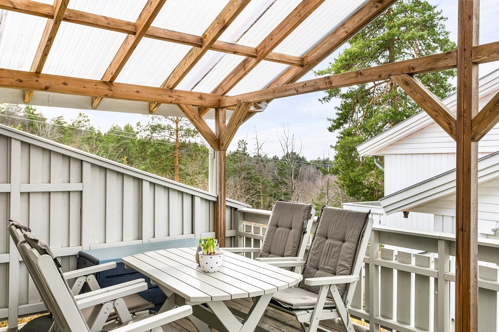 På den vestre terrassen sitter du henvendt mot solens gang fra ettermiddag til sen kveld sommerstid. Galleribilde