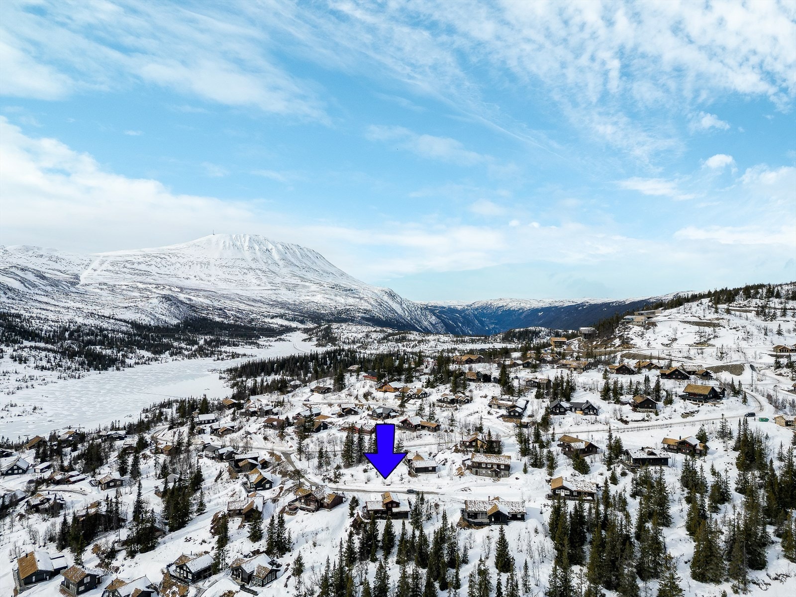 Skianlegget på Gaustablikk har tilbud for hele familien og er kjent for å åpne tidlig hvert år. Her er det 35 nedfarter av ulike lengder og vanskelighetsgrader, samt 13 heiser inkludert 2 stolheiser. Galleribilde