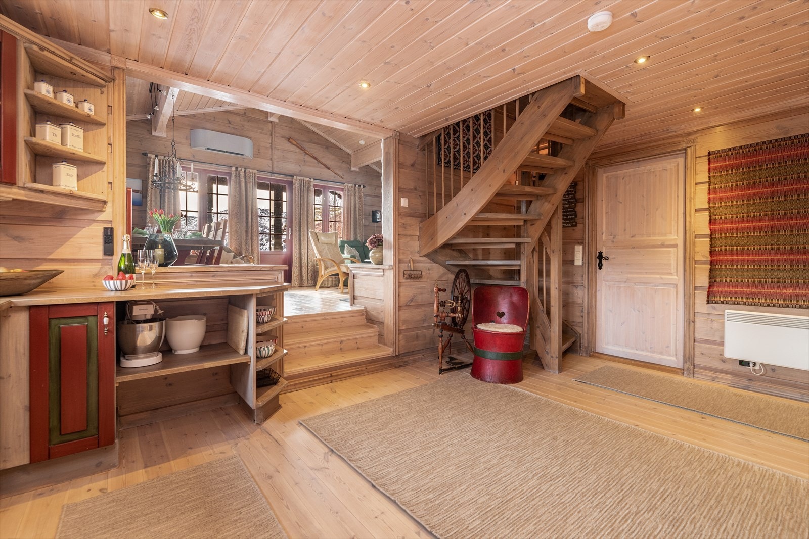 Stuen ligger et nivå opp fra kjøkkenet med delvis åpen løsning. Galleribilde