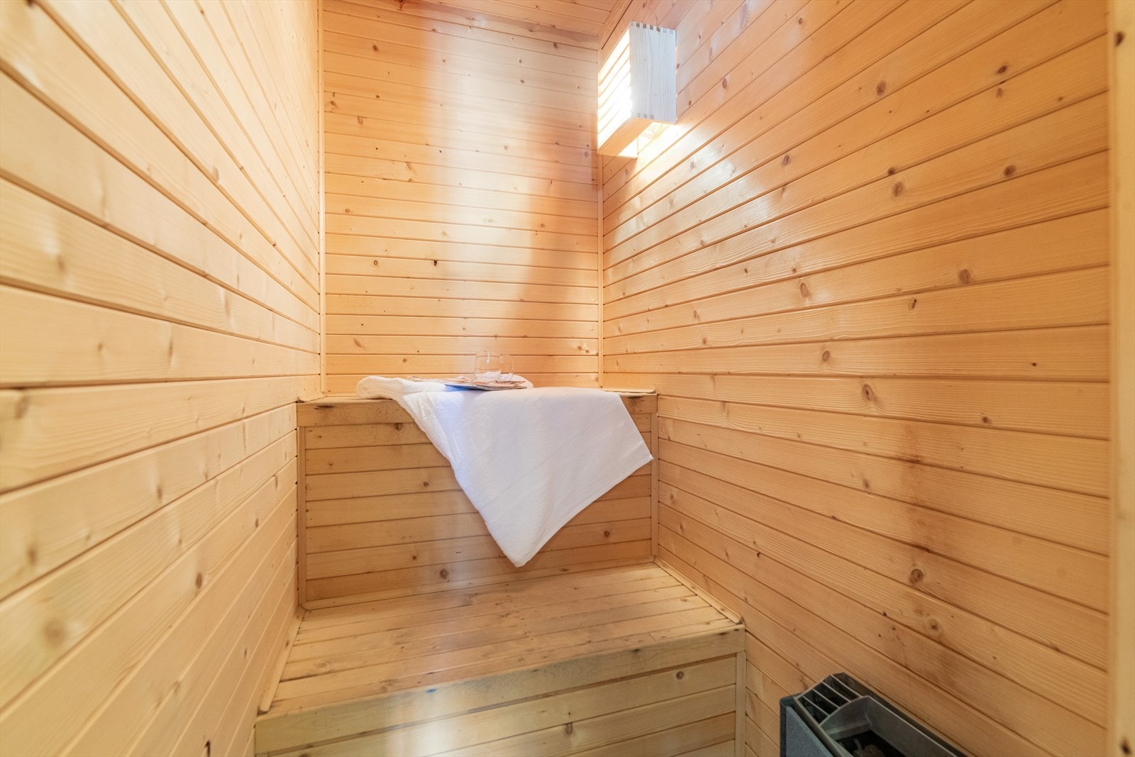 Her er det flis på gulv, panel på vegger og i himling. Galleribilde