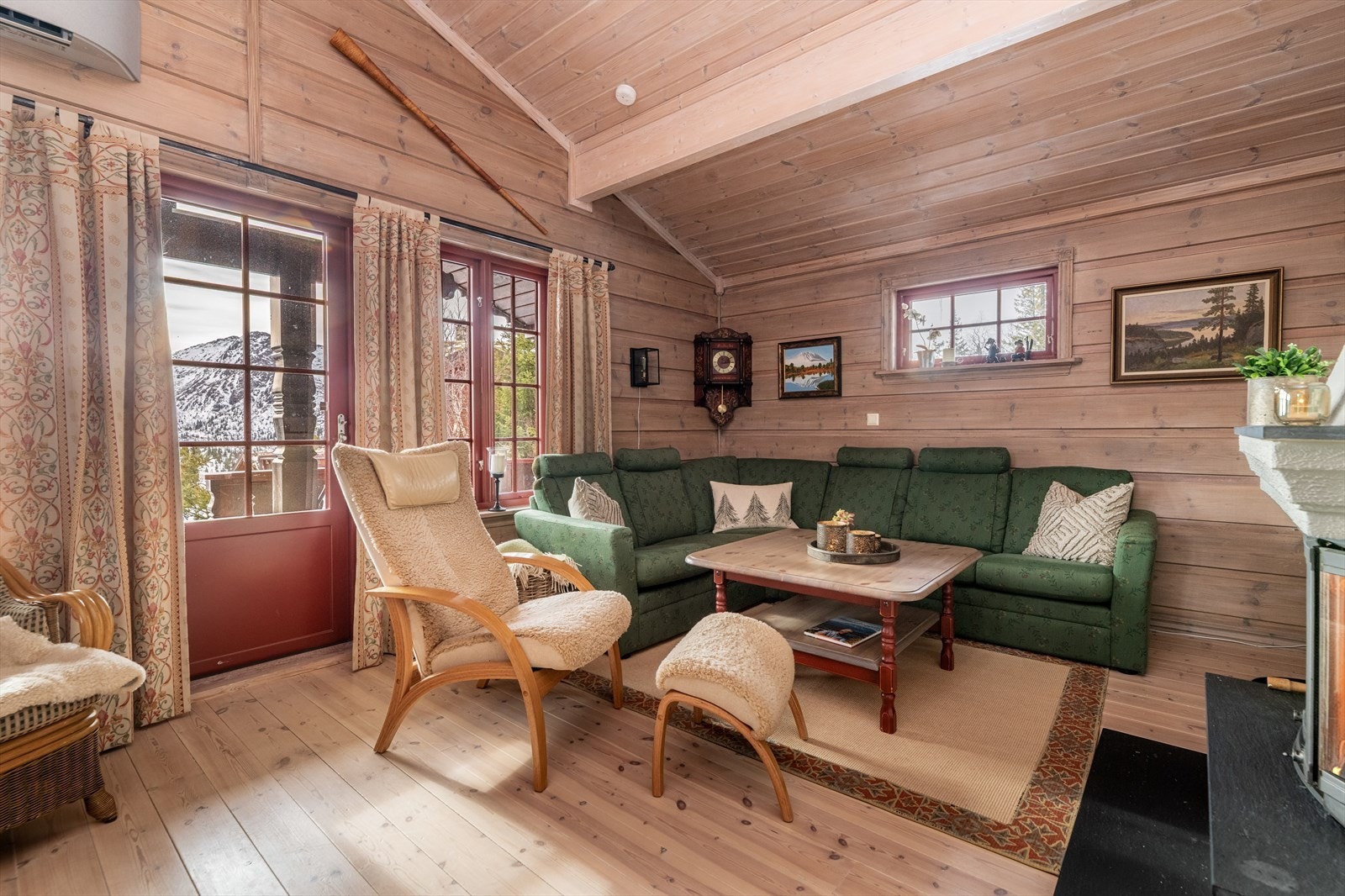 Det er vindusflater mot øst, sør og vest som sikrer gode lysforhold inn til rommet og det vakre utsynet fra hytta mot nærområdet og fjellterrenget. Galleribilde