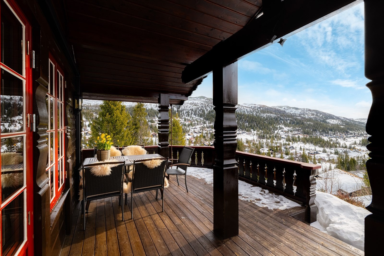 Et nivå opp fra inngangspartiet, via en trapp, er det tilkomst til de store verandaarealene som følger hyttas yttervegger fra vest, mot sør og videre rundt mot øst. Galleribilde