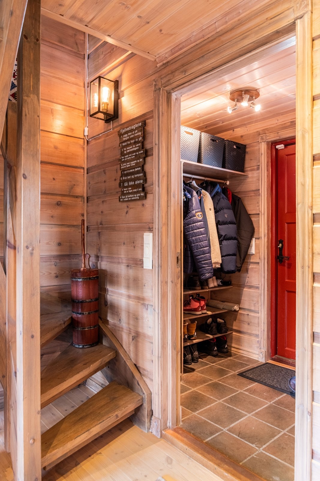 En hyggelig og praktisk entré ønsker deg velkommen inn i hytta hvor det er flis på gulvflater med varmekabler. Her er det plassbygget en fin plass for heng av yttertøy og plassering av sko. Galleribilde