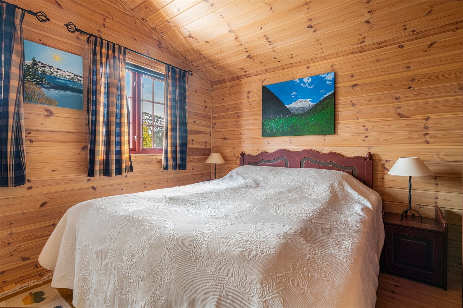 Soverommet i loftetasjen har vindusflater ut mot øst og er møblert med en dobbeltseng, køyeseng og et garderobeskap. Galleribilde