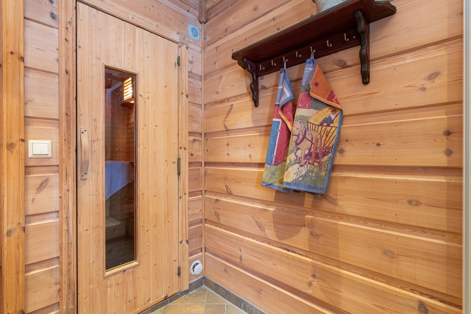 Med tilkomst fra badet er det en fin badstue med plassbygde benker og elektrisk badstueovn. Galleribilde