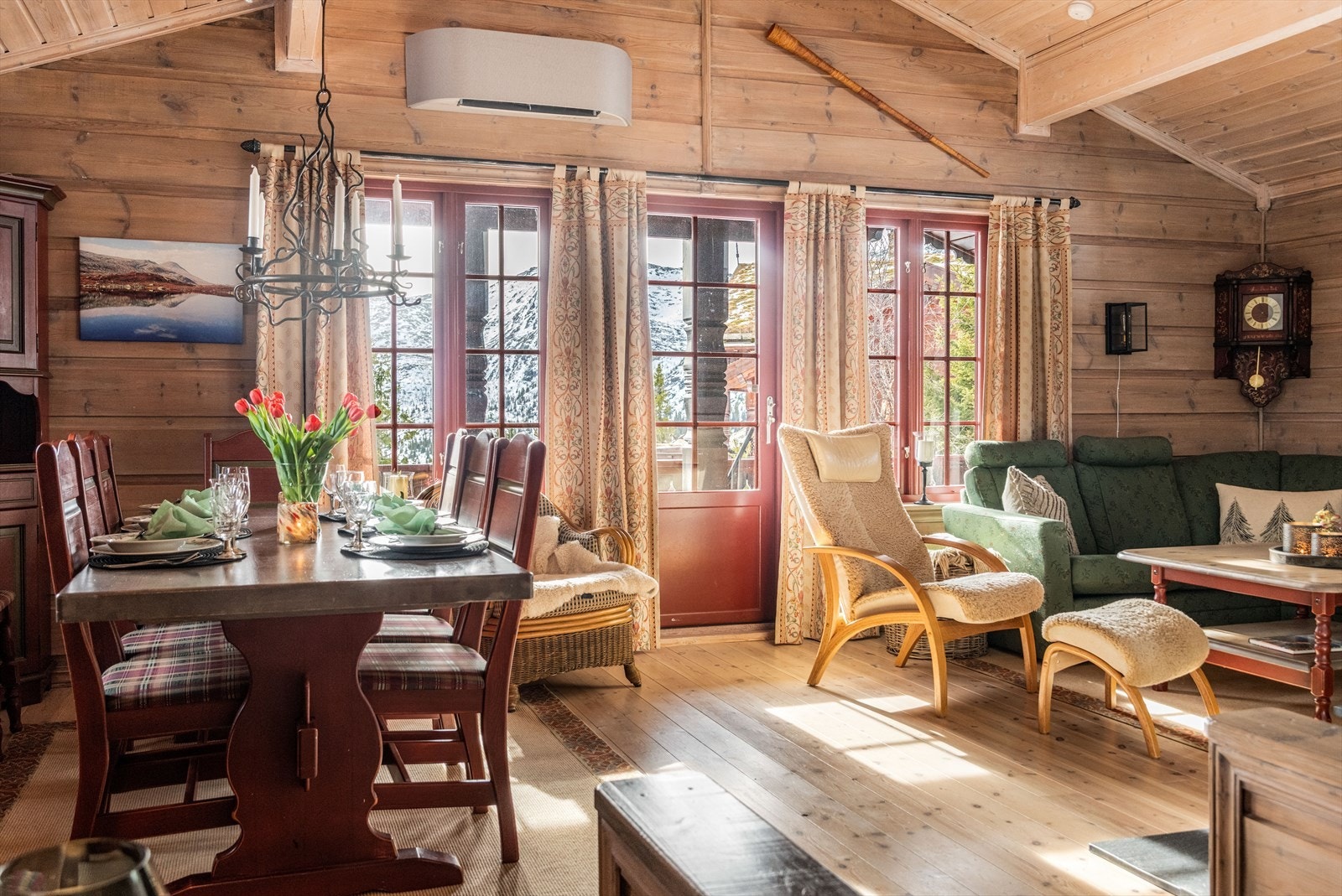 Stuen har fin plass til både sofagruppe og spisestue, samt annet møblement, i tillegg til god takhøyde som øker romfølelsen. Galleribilde