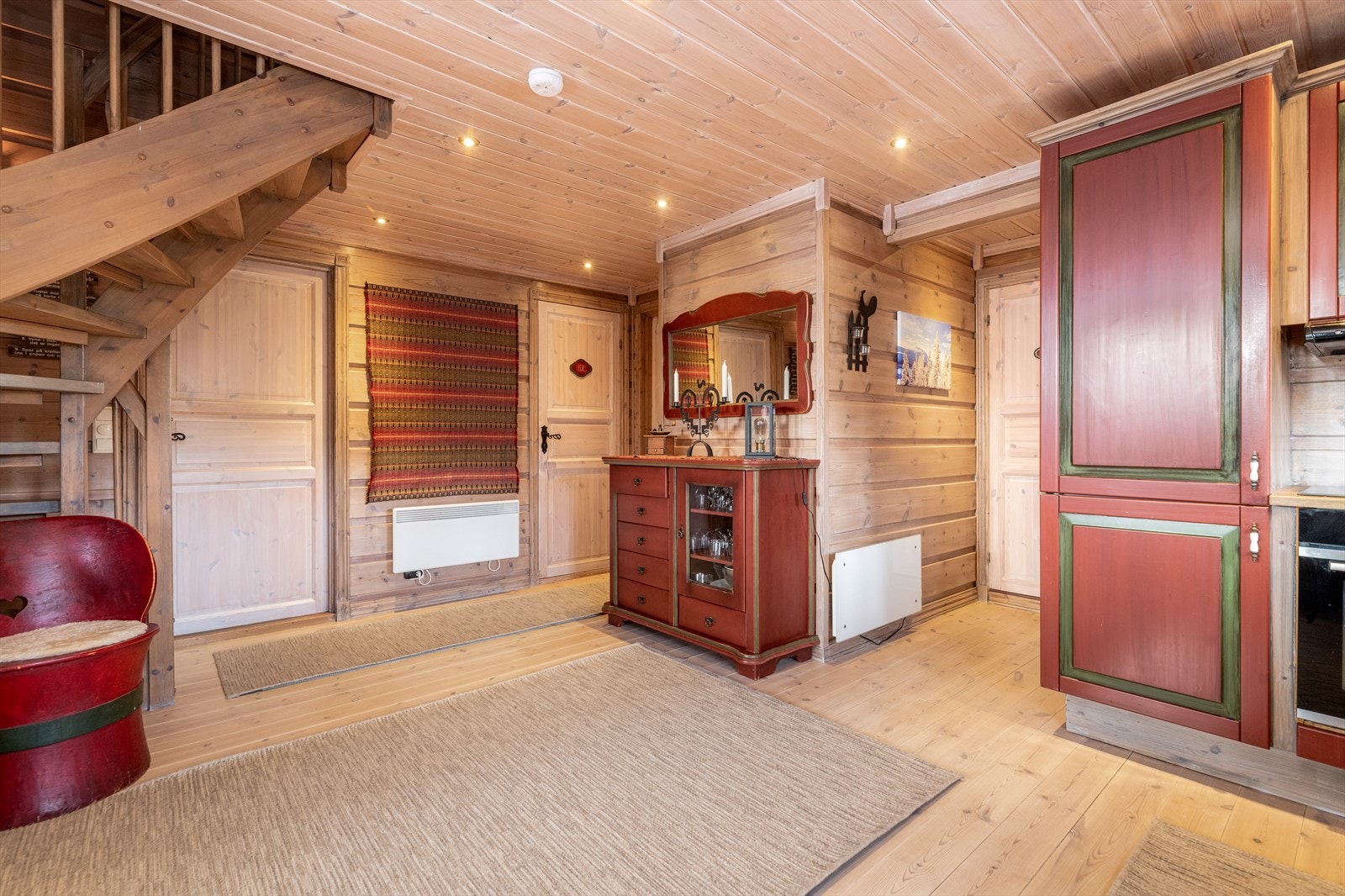 Fra kjøkkenet er det tilkomst til øvrige rom i hytta samt trappeadkomst opp til loftetasjen. Galleribilde