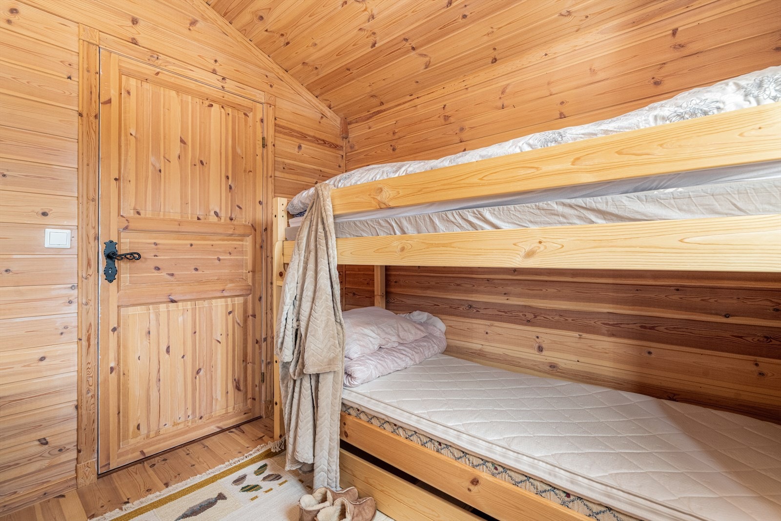 Bygningssakkyndig har bemerkninger på vinduer i soverom på loft, hvor han opplyser at vinduene ikke ivaretar krav for godkjent rømningsvei. Galleribilde