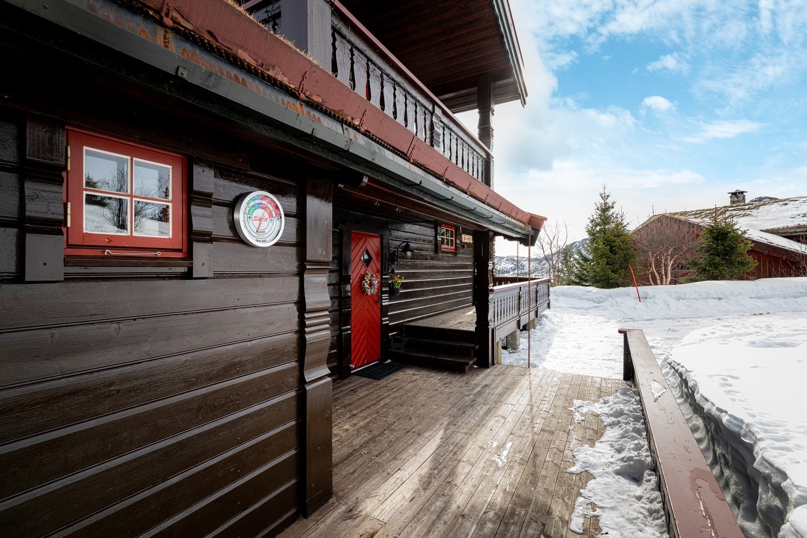 Hytta fremstår med en fin helhet hvor det er pene fargetoner på overflater, praktiske løsninger og romslige rom. Galleribilde