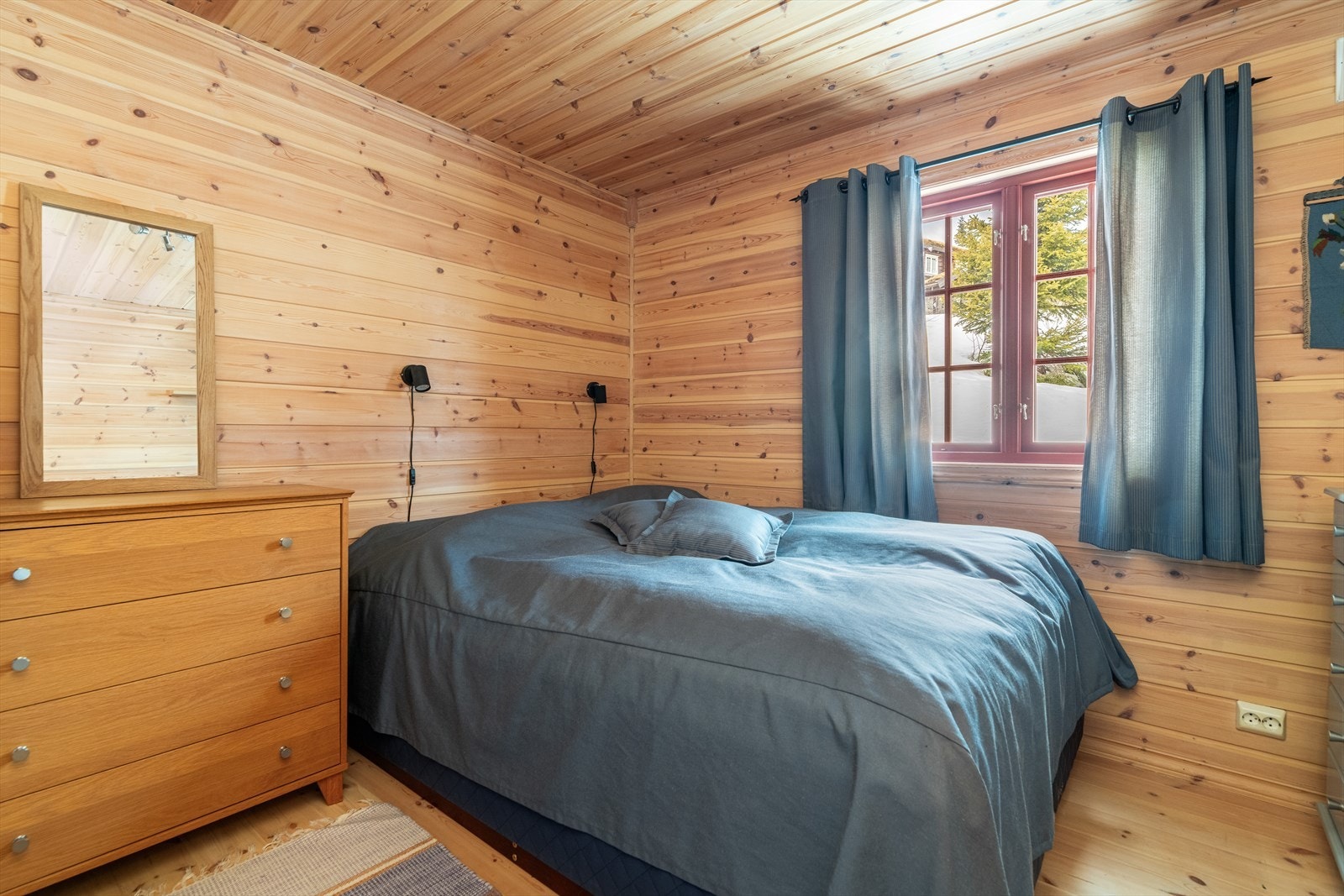 Det andre soverommet ligger med vindusflate ut mot nord og er møblert med både en dobbeltseng og en køyeseng. Galleribilde