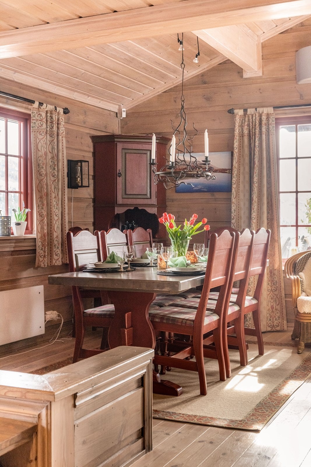 Eier har i tillegg montert varmepumpe i 2023 i stue, som gir en jevn og behagelig temperatur i hytta. Galleribilde