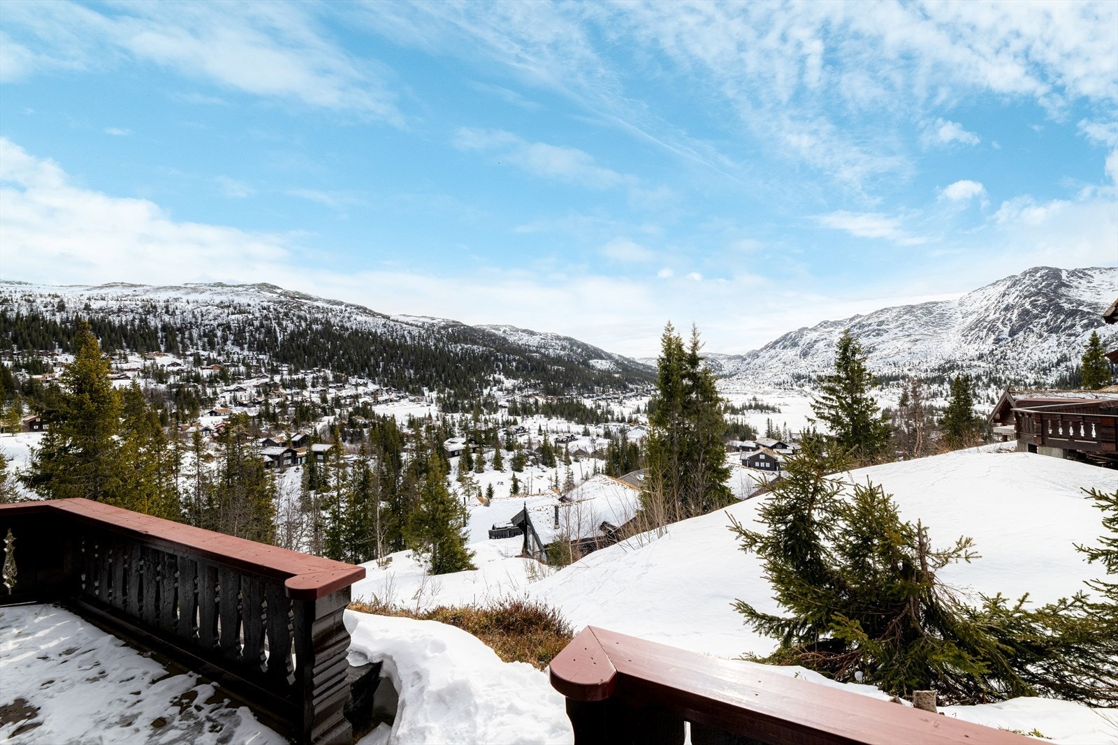 Dette gir fine møbleringsmuligheter med nydelig utsikt, hvor det kan etableres flere soner, om du ønsker å nyte solfylte dager i hytteveggen eller trekke deg tilbake til svale skyggesider. Galleribilde