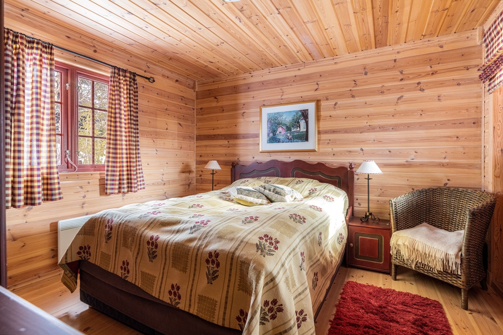 Hytta har to gode soverom i hovedetasjen og et soverom i loftetasjen. Hovedsoverommet ligger i hovedplanet og har tilkomst ut til verandaen. Her er det innredet med en dobbeltseng. Galleribilde