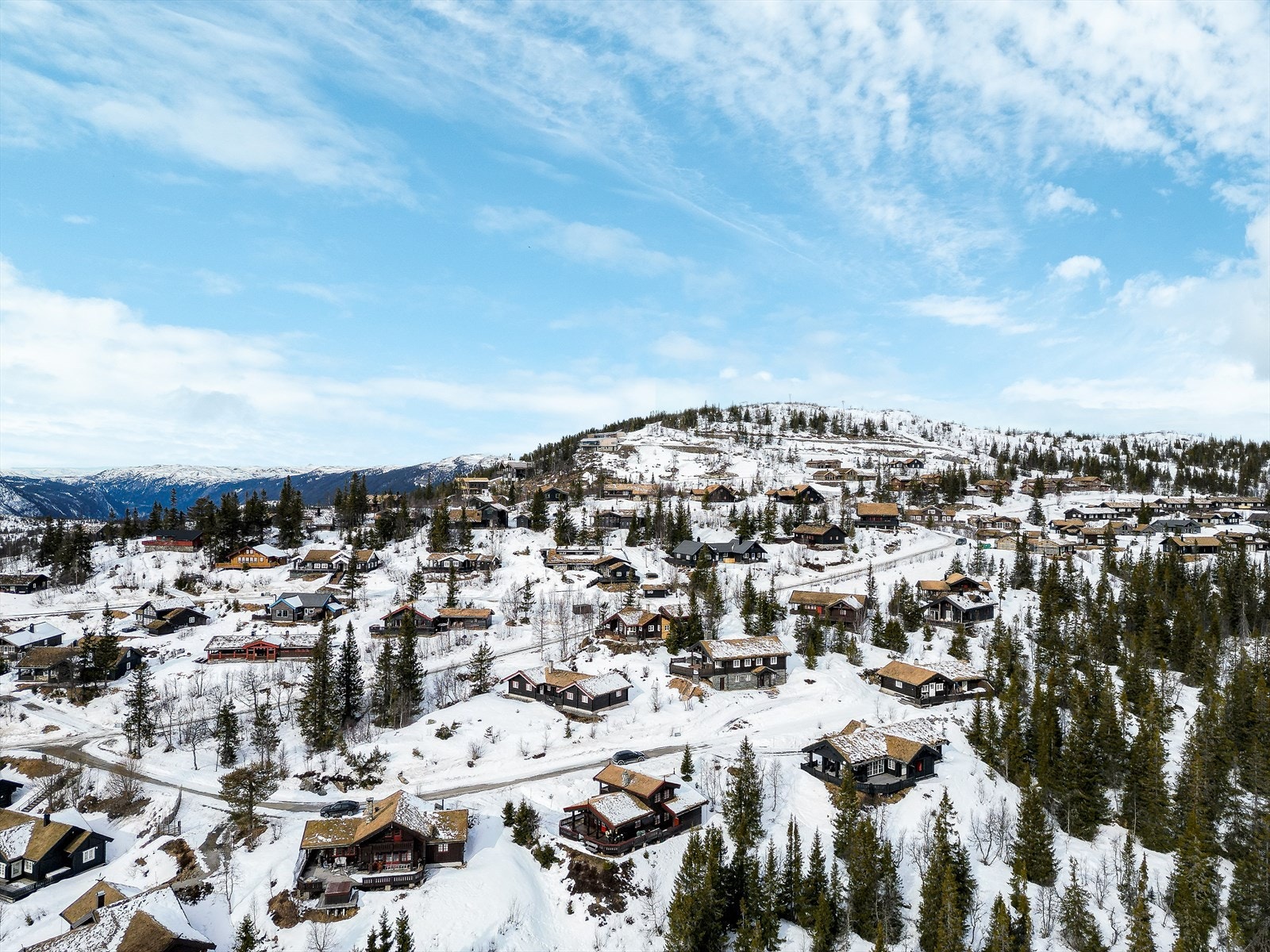 Gaustatoppen med sine 1883 m.o.h. blir av mange omtalt som Norges vakreste fjell, der det majestetisk rager over Rukjan. Gaustatoppen er både lett tilgjengelig og enkel å bestige. Galleribilde