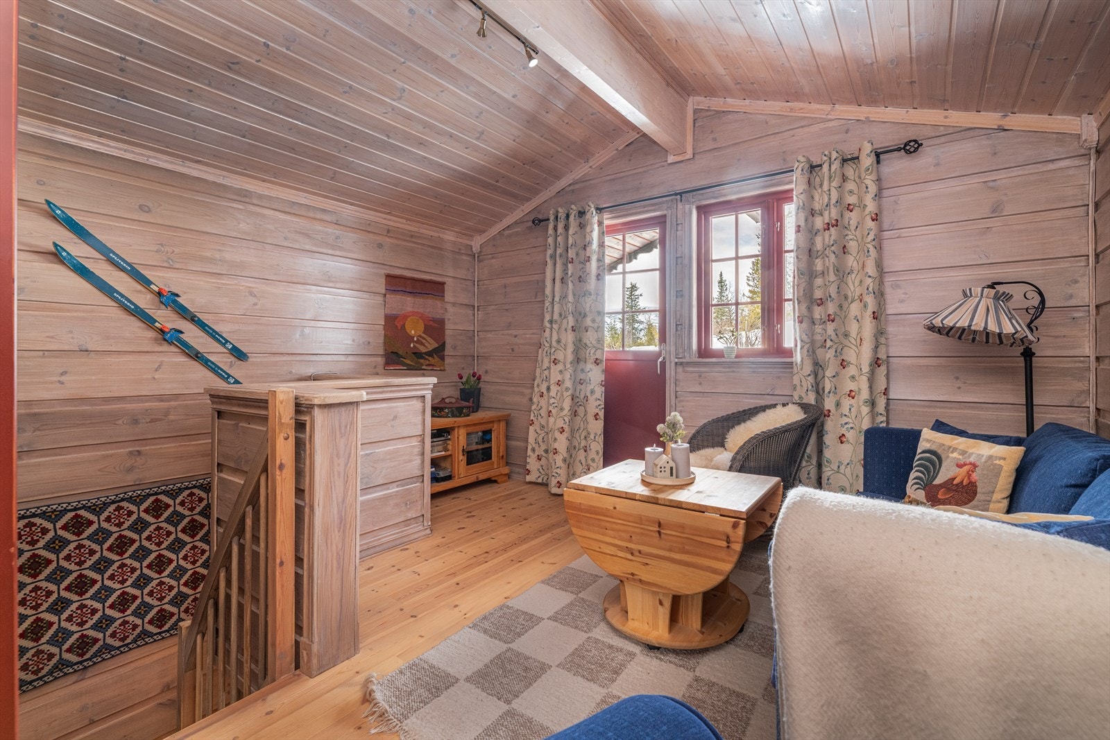 Fra trapp i hovedetasjen kommer du opp i en koselig loftstue med utgang til en vestvendt veranda på ca. 6 kvm med takoverbygg. Galleribilde