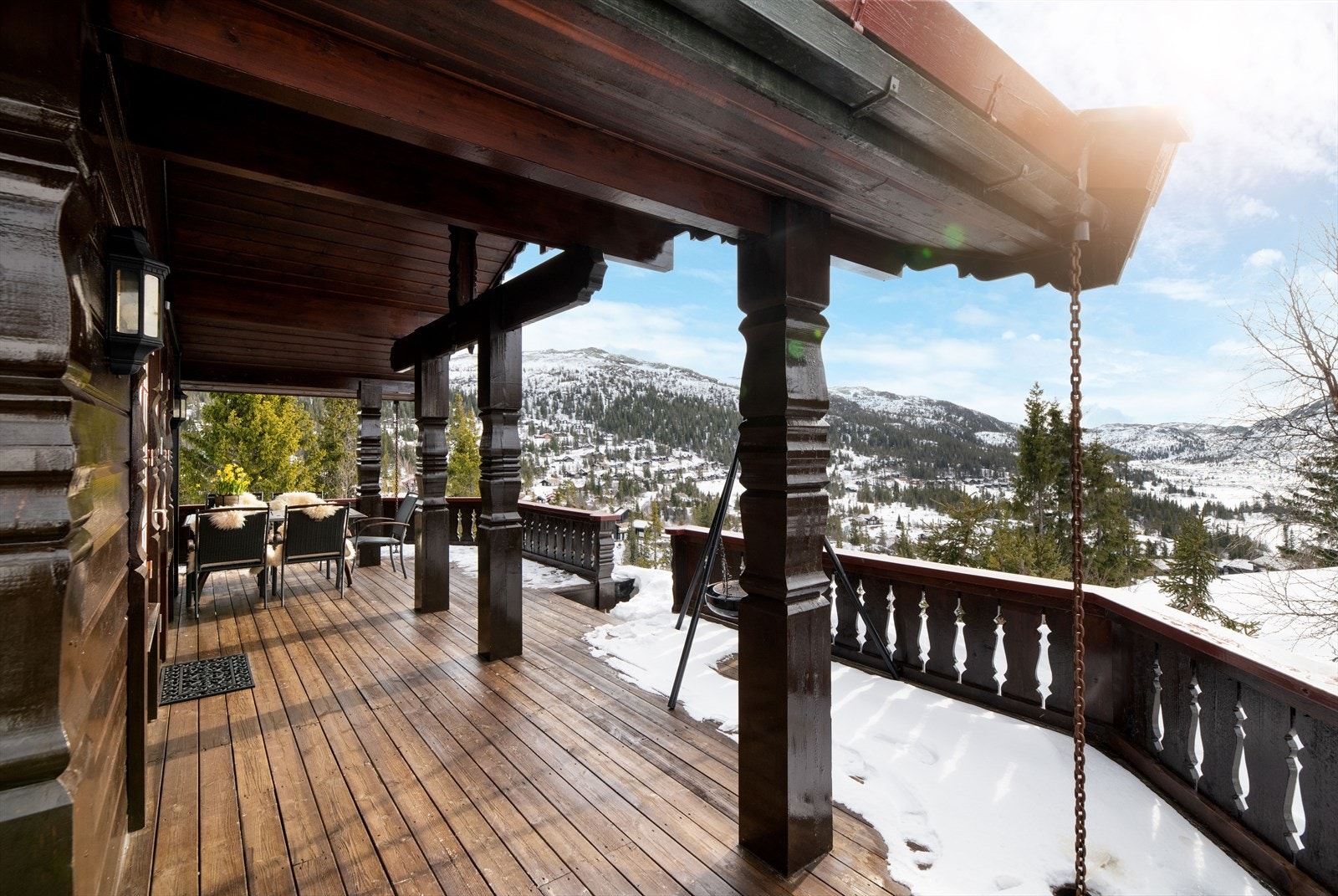 Hytta ligger solrikt til i naturskjønne omgivelser med nydelige utsikt i flere retninger. Vinterstid ligger alpinbakken og oppkjørte skiløyper like ved hytta, og på sommerstid er det vakre skog- og fjellområder som kan utforskes. Galleribilde