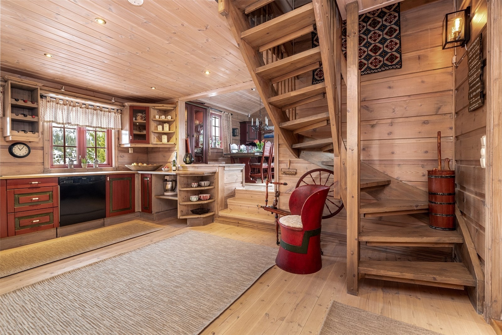 Videre er kjøkkenet utstyrt med integrert stekeovn kjøl-/fryseskap, og opplegg og plass for oppvaskmaskin. Galleribilde