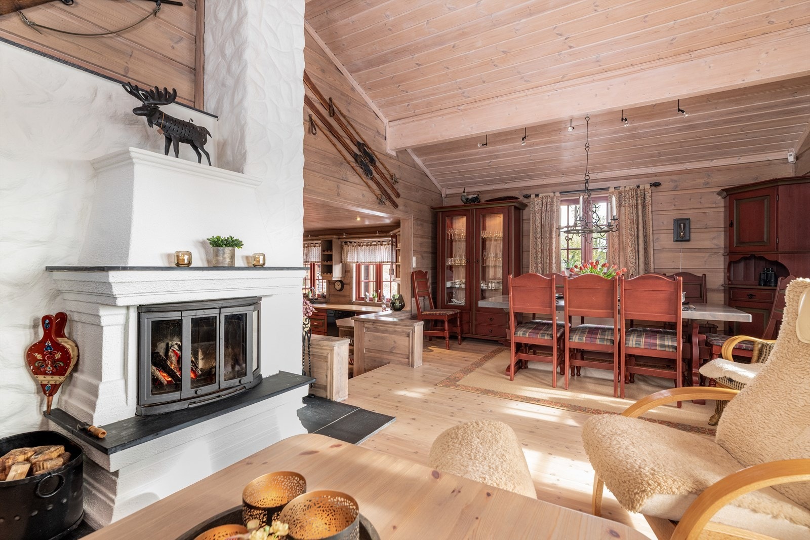 Sentralt i stuen er det en peis med peisinnsats med glassflater som gir en lun stemning og god varme på ekstra kalde dager. Galleribilde