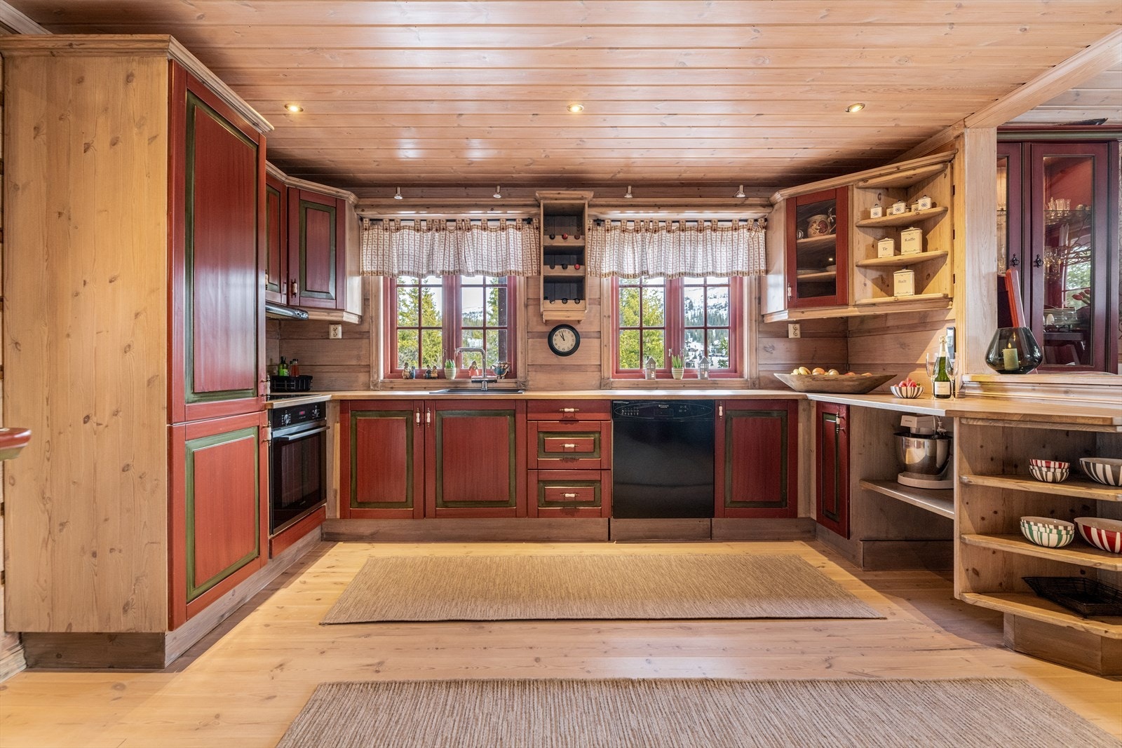 Kjøkkenet er av god størrelse og er innredet med en flott kjøkkeninnredning med profilerte, malte fronter. Galleribilde