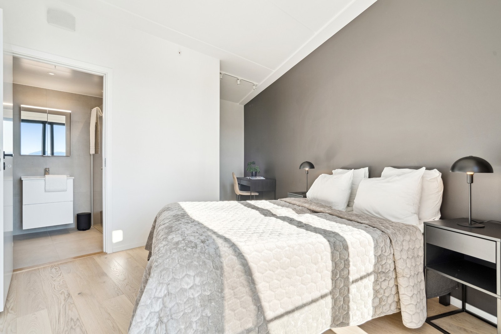 Det har direkte adkomst til et privat bad. Galleribilde