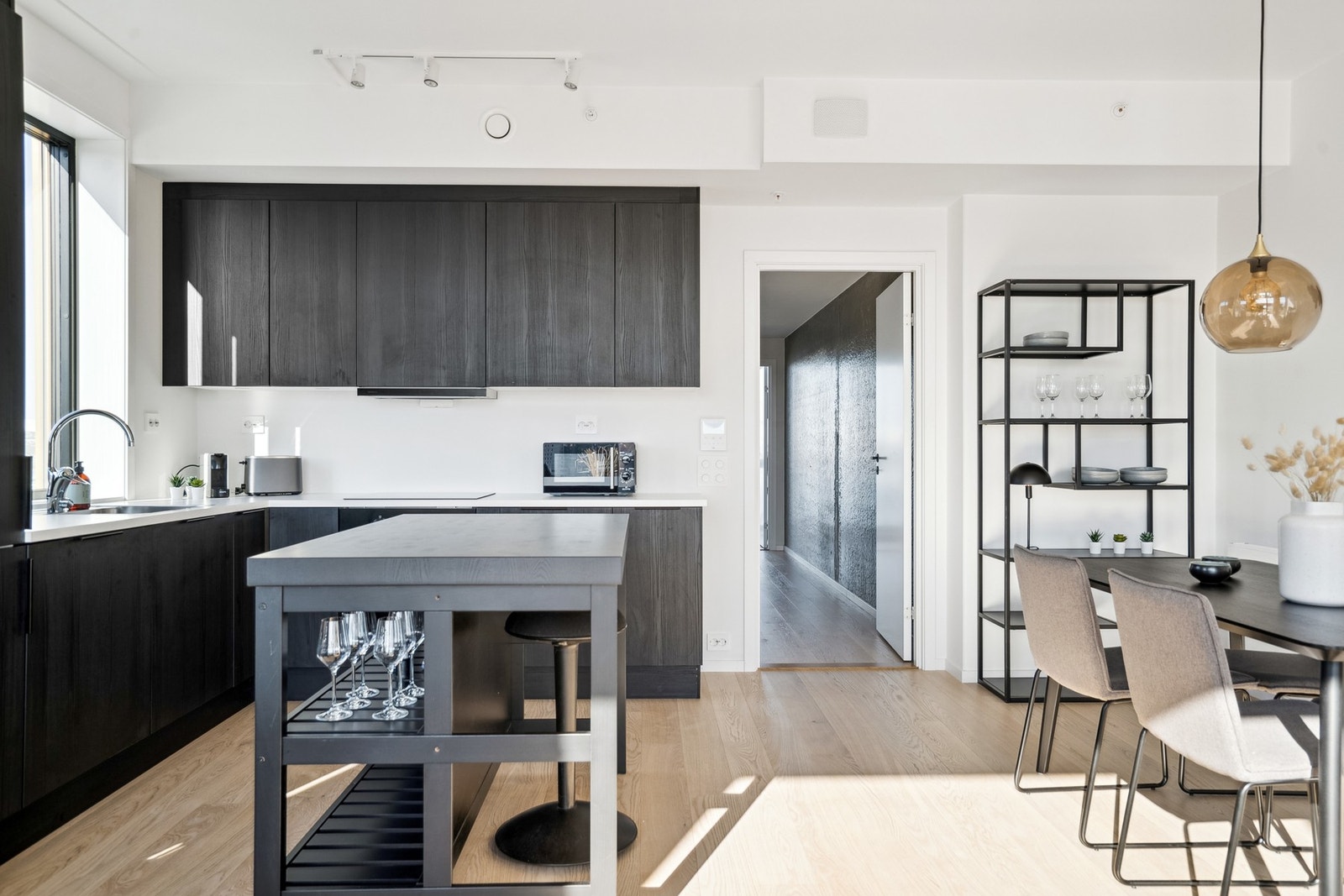 Det er velutstyrt med god lagringsplass og integrerte hvitevarer. Galleribilde