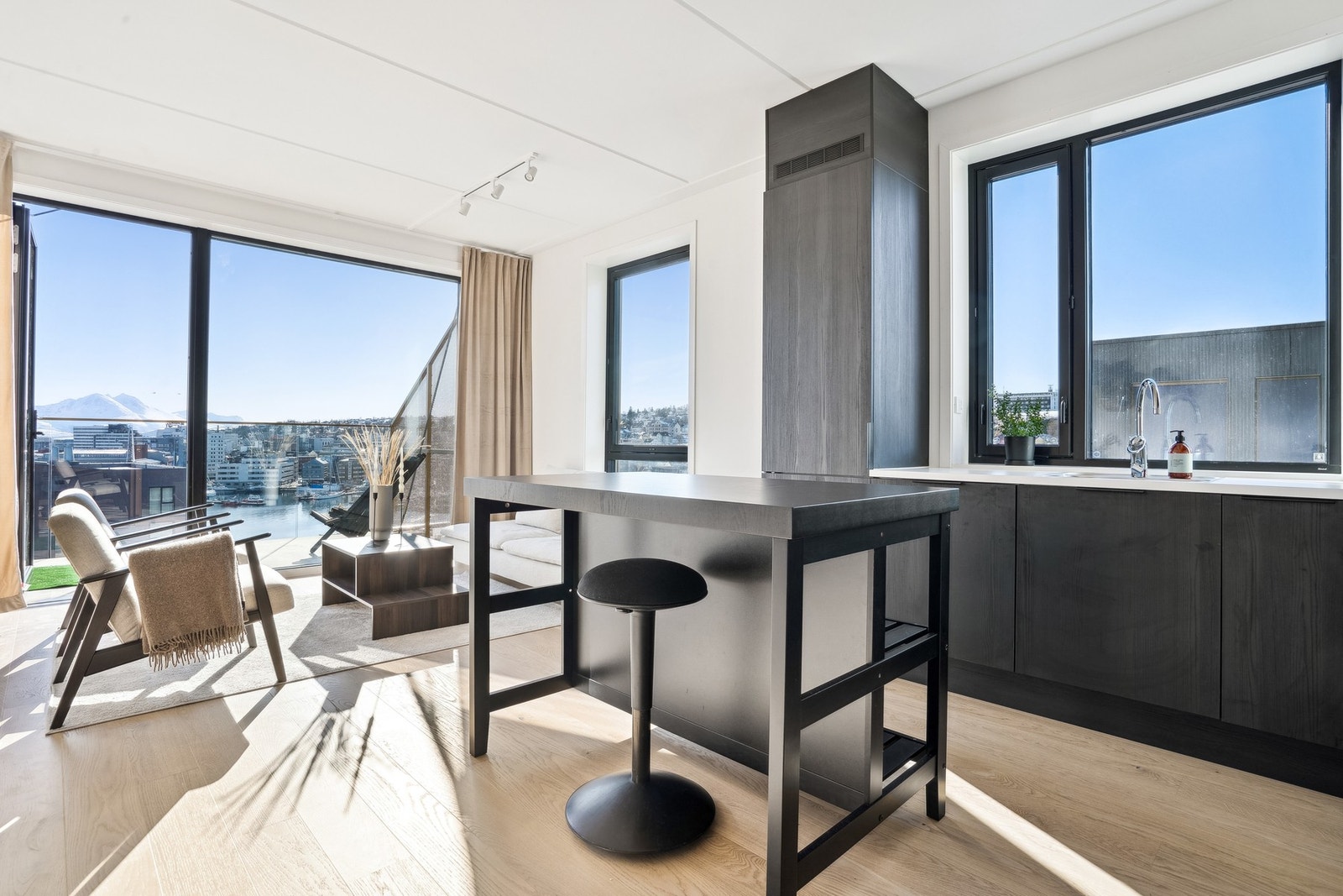 Store vindusflater, god takhøyde og fantastiske utsiktsforhold! Galleribilde