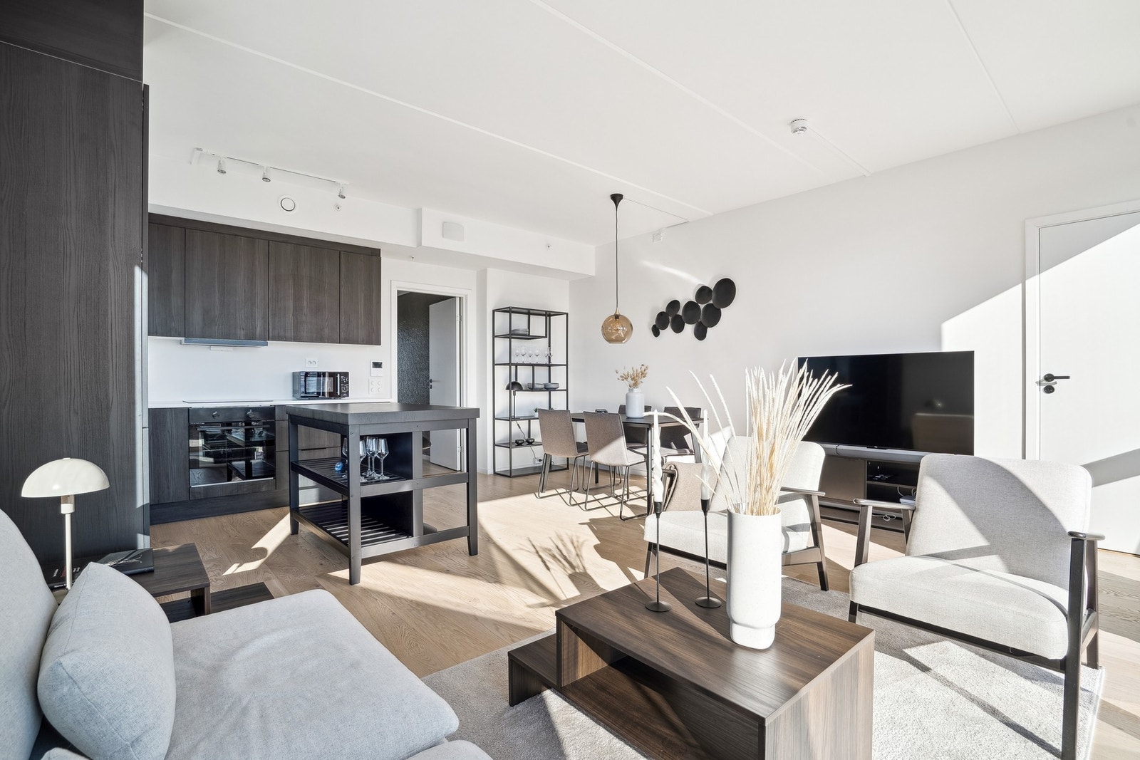 Den åpne og moderne løsningen, gjør rommet både luftig og spennende. Galleribilde