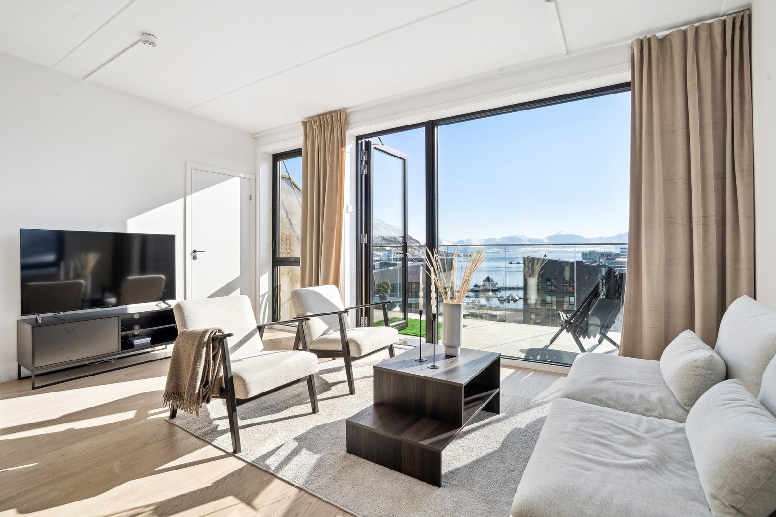 Gode løsninger og stilrene linjer resulterer i en lekker leilighet! Galleribilde