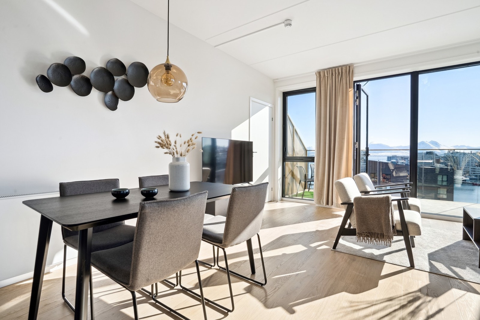 Flott anlagt spisesone med plass til en romslig spisebord. Galleribilde