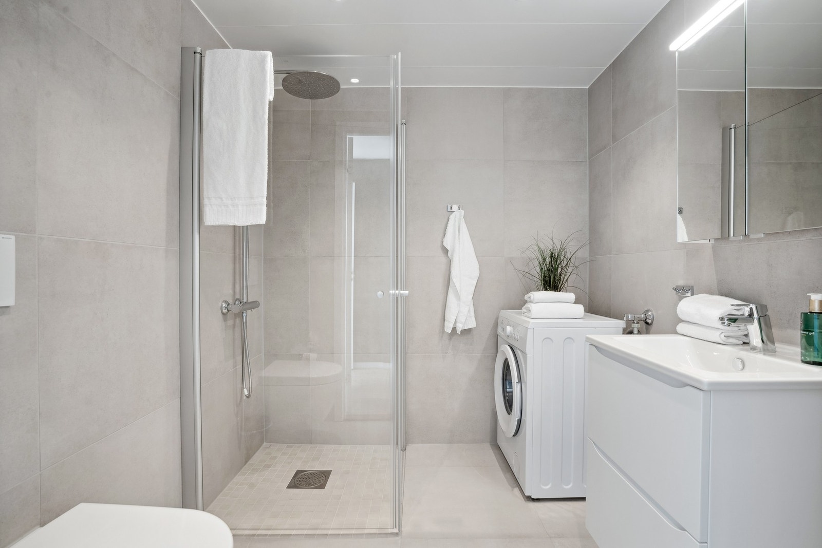 Det andre badet er godt utstyrt og komplett flislagt. Galleribilde