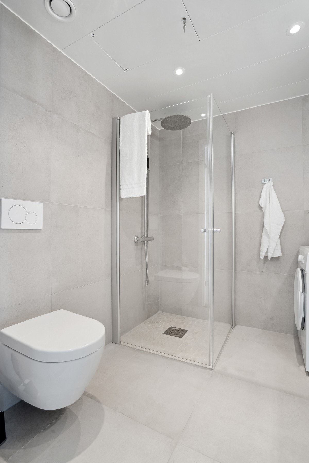 Det er utstyrt med moderne løsninger og en stor dusjnisje med innfellbare dører. Galleribilde