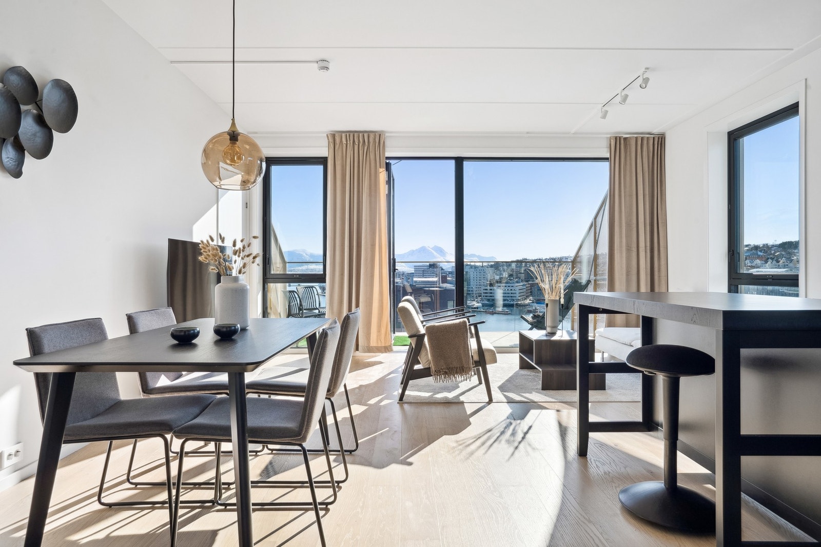 Utsikten mot sjøen og sentrum får du fra alle steder i rommet. Galleribilde