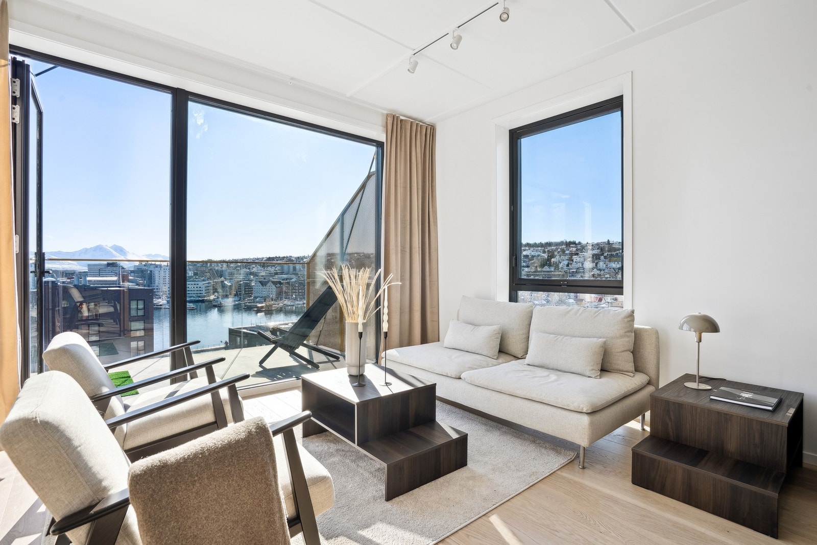 De lyse fargene og den gode takhøyden, gjør rommet luftig. Galleribilde