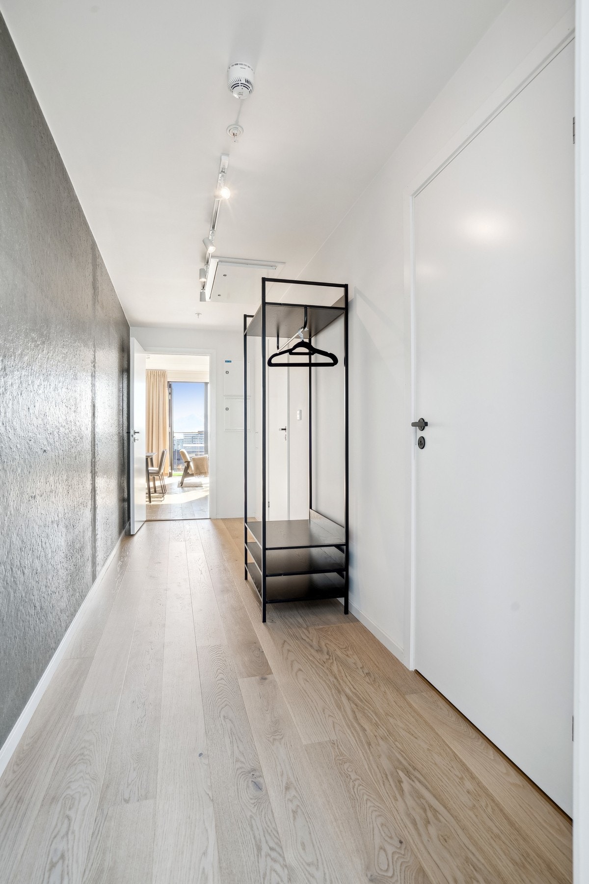 Spennende gang med statementvegg i betong. Galleribilde