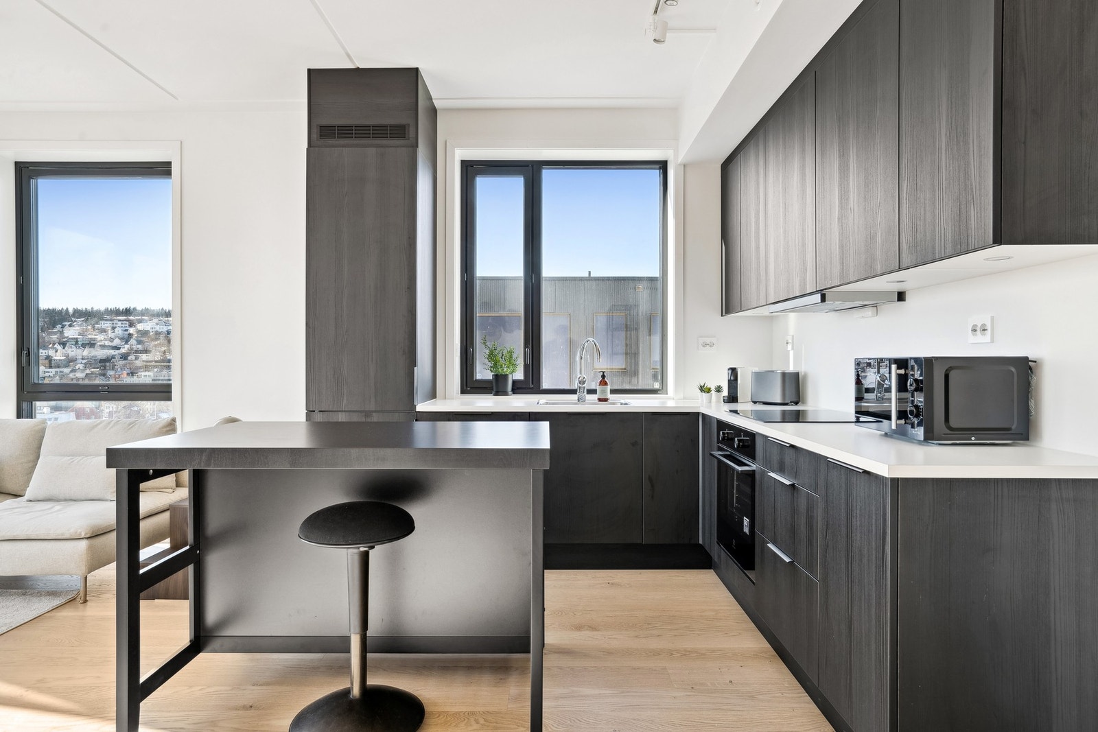 Kjøkkeninnredningen har et urbant uttrykk, og er et smykke i rommet. Galleribilde