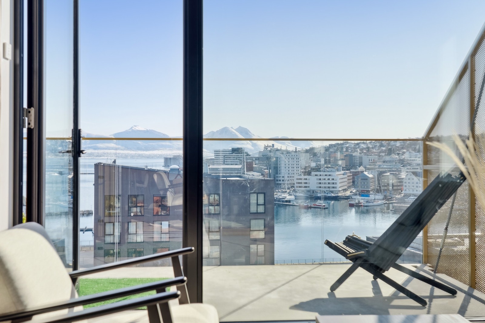 Fra stuen er det utgang til en solrik veranda. Galleribilde