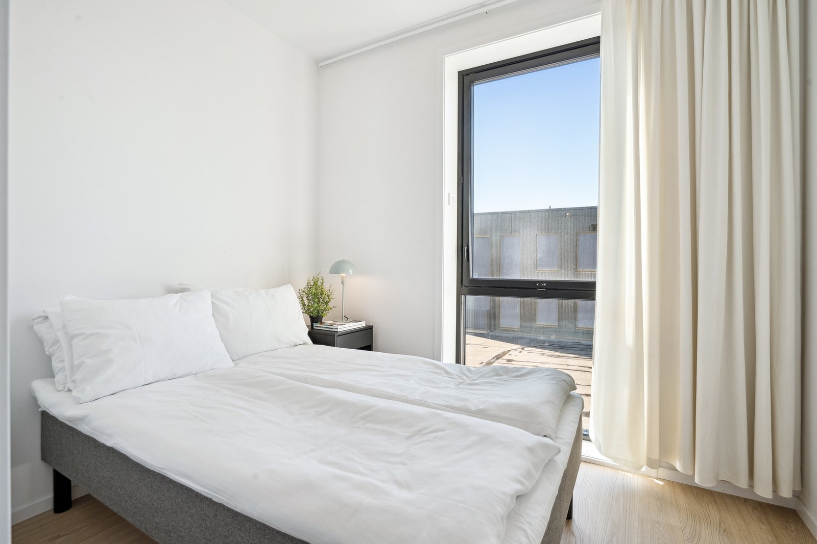 Soverom nr. 2 er tidløst innredet i lyse farger. Galleribilde