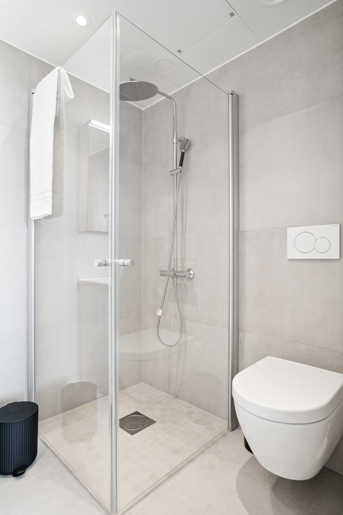 Dusjsone med glassvegger og regndusj. Galleribilde