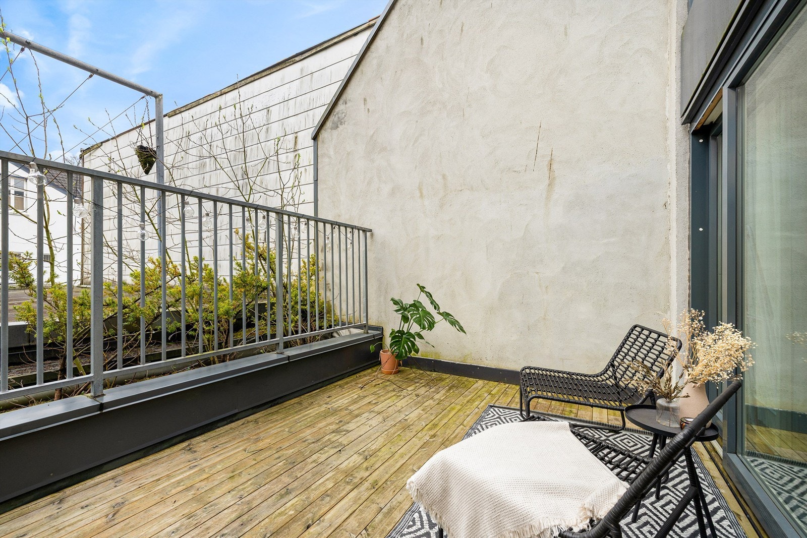 Leiligheten er blant få i bygget som har egen terrasse. Galleribilde